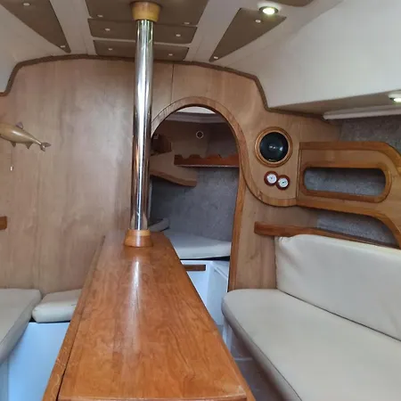 Ботель Jacht Motorowy Calipso 750 *